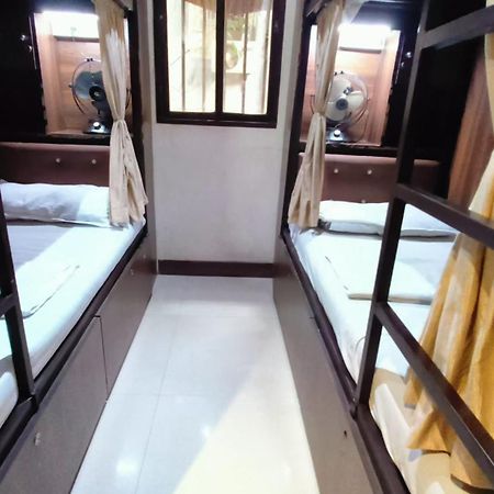מומביי Almas Dormitory 24 Hours Aircondition מראה חיצוני תמונה