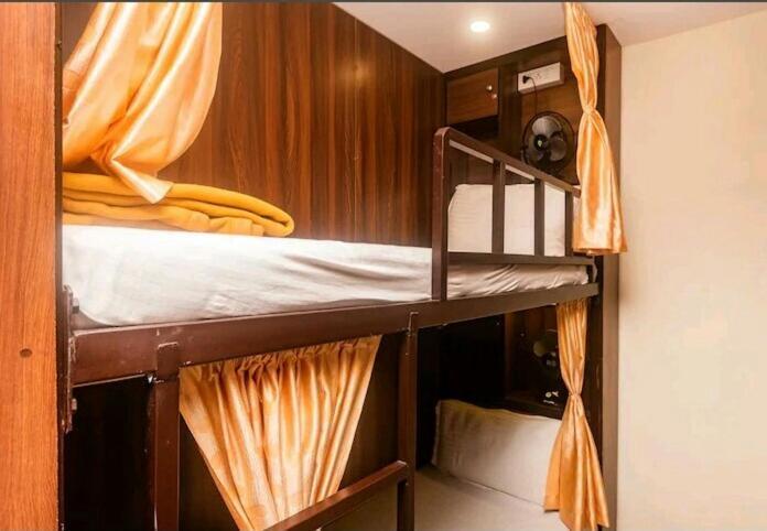 מומביי Almas Dormitory 24 Hours Aircondition מראה חיצוני תמונה