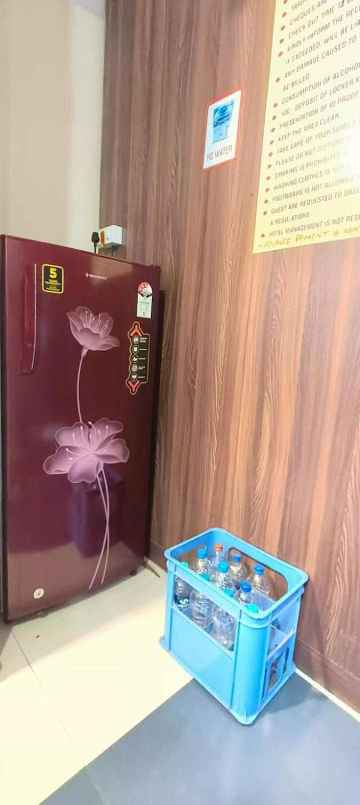 מומביי Almas Dormitory 24 Hours Aircondition מראה חיצוני תמונה